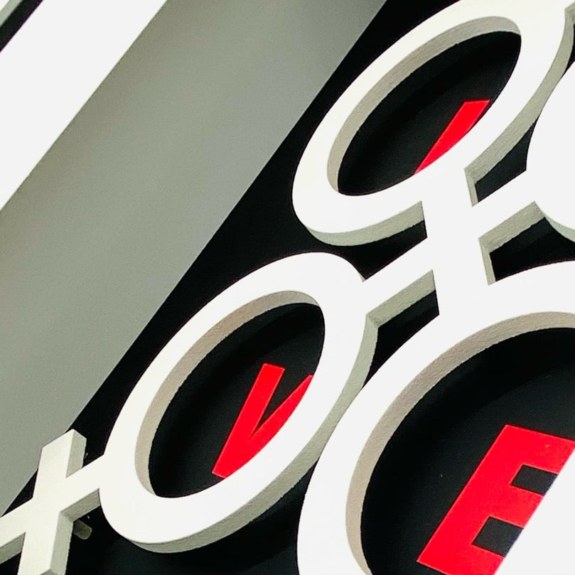 3D-Objektbild 'Love is Love', Detailansicht Typografie