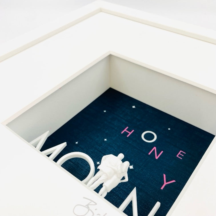 3D-Objektbild 'Honeymoon', Detailansicht Typografie