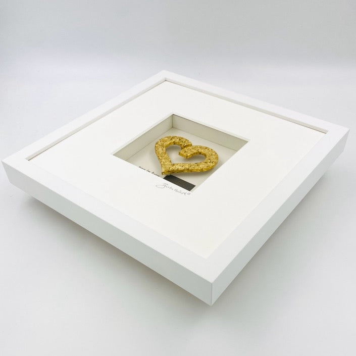 3D-Objektbild 'Two in Love', Detailansicht Typografie
