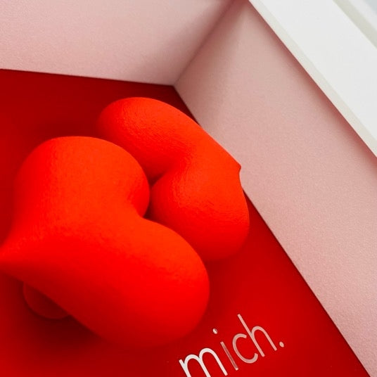 3D-Objektbild 'Küss mich', Detailansicht Typografie