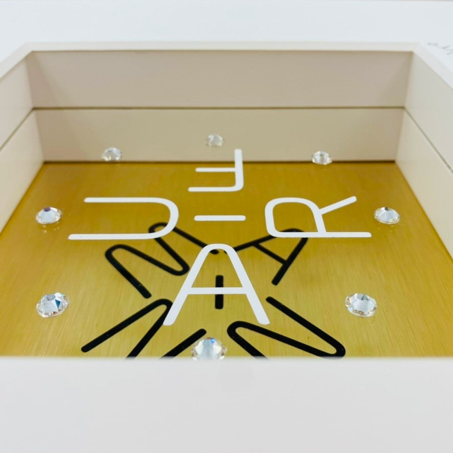 3D-Objektbild 'Frau und Mann', Detailansicht Typografie