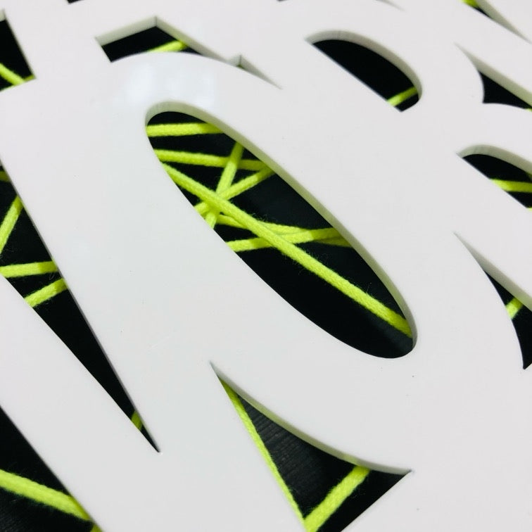 3D-Objektbild 'Team Work', Detailansicht Lasercut-Typografie