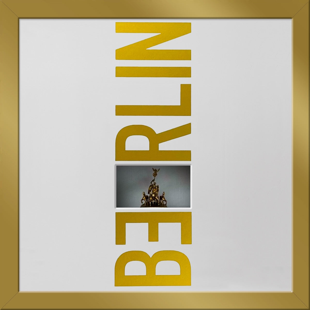 Geschenk 3D-Objektbild 'Berlin' mit Messing-Quadriga auf Brandenburger-Tor-Typografie